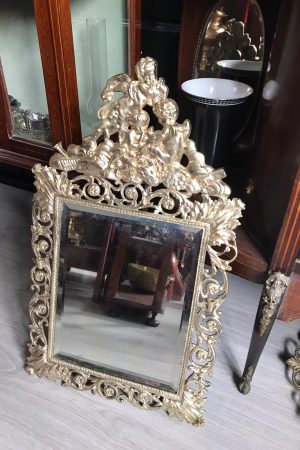 Oglinda din cristal bizotat, cu rama din bronz, produsa in Italia