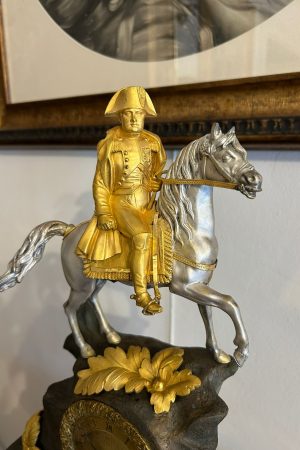 Ceas pentru șemineu , cu statuetă reprezentându-l pe Napoleon călare. Secolul XIX
